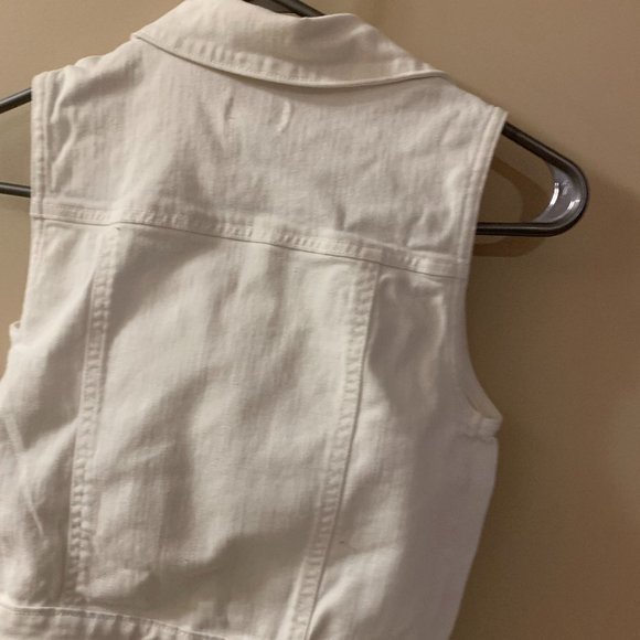 🔥 2/$22 🔥 Old Navy White  sleeveless jean jacket - Picture 2 of 3